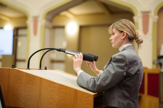 Magdalena Nejedlová řeční na pódiu svém prvním ročníku OLP jako členka organizátorského týmu